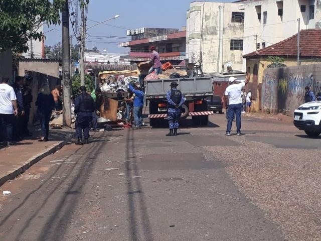 Equipes trabalhando para retirar materiais que ocupavam espaço em calçadas na região da antiga rodoviária (Foto: Divulgação/Guarda Municipal)