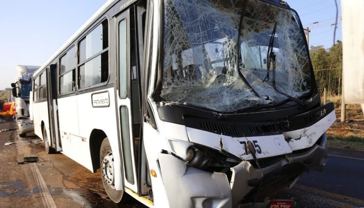 Acidente entre 2 carretas, ônibus e motocicleta deixa três feridos em rodovia Acidente entre 2 carretas, ônibus e motocicleta deixa três feridos em rodovia
