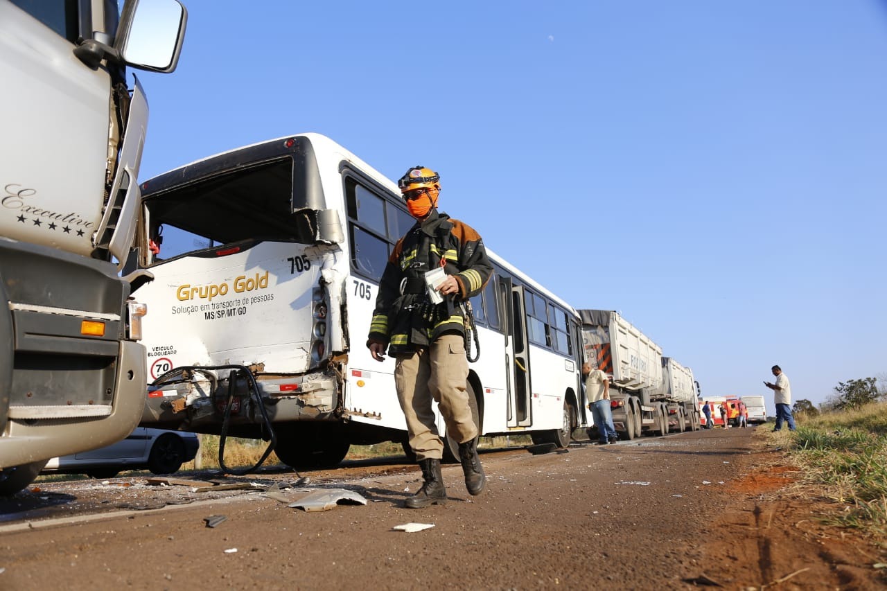 Acidente entre 2 carretas, ônibus e motocicleta deixa três feridos em rodovia Acidente entre 2 carretas, ônibus e motocicleta deixa três feridos em rodovia