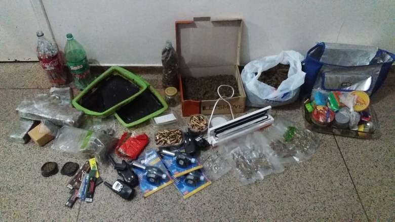 Entorpecentes apreendidos em casa onde estavam acadêmicos - Crédito: Osvaldo Duarte/Dourados News