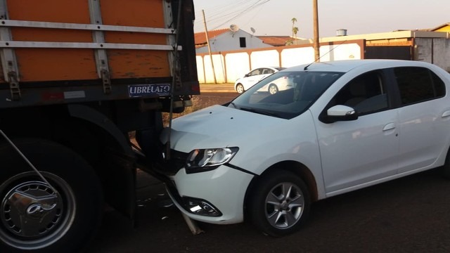 Motorista de aplicativo grávida de 6 meses fica ferida ao bater na traseira de caminhão em MS Carro bateu na traseira de caminhão parado — Foto: Osvaldo Nóbrega/TV Morena