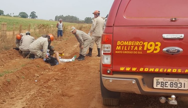 Helicóptero da PM apoia resgate de trio que capotou ao desviar de caminhão