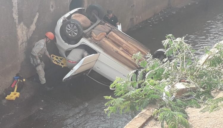 Carro capota e cai em córrego na Ernesto Geisel