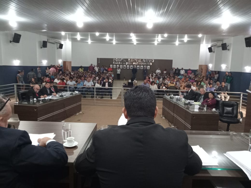 Por 8 votos a 3 prefeito é absolvido e continua no cargo