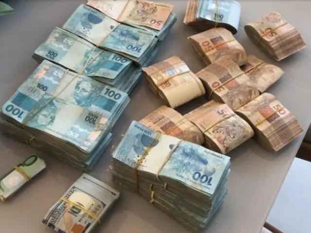 PF cumpre mandados em MS e mais 3 estados contra tráfico internacional Além dos dólares, PF encontrou R$ 400 mil no cumprimento dos mandados de busca (Foto/Divulgação:PF)