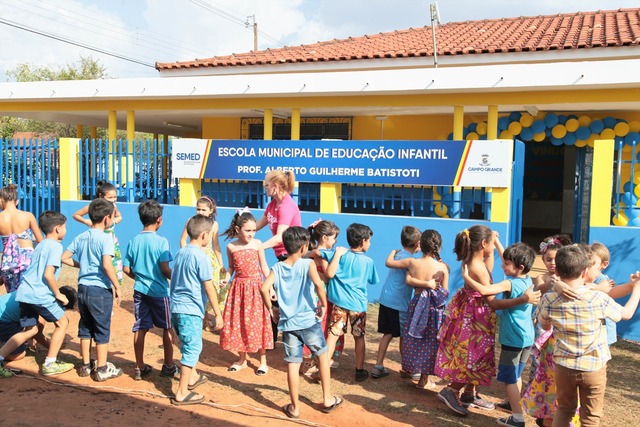 Prefeitura atende comunidade e inaugura primeira EMEI de Anhanduí Escola Municipal de Educação Infantil (EMEI), que recebeu o nome de “Professor Alberto Guilherme Batistoti. foto Correio do MS
