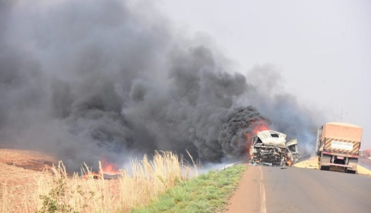 Carretas e caminhão colidem e explosão deixa duas pessoas feridas na MS-306 Imagem MS Todo Dia