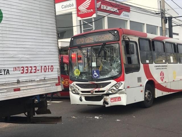 Acidente entre ônibus e caminhão deixa 4 passageiros feridos na Zahran O acidente não atrapalhou o trânsito no local (Foto: Danielle Matos)