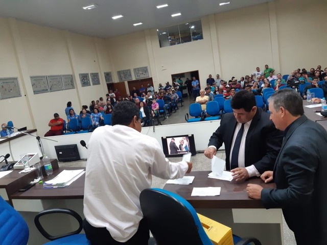 Vereadores de Itaquiraí durante o processo de votação que resultou na reprovação das contas da ex-prefeita de Itaquiraí, Sandra Cassone, referente ao exercício de 2012. Foto: Roney Minella Júnior