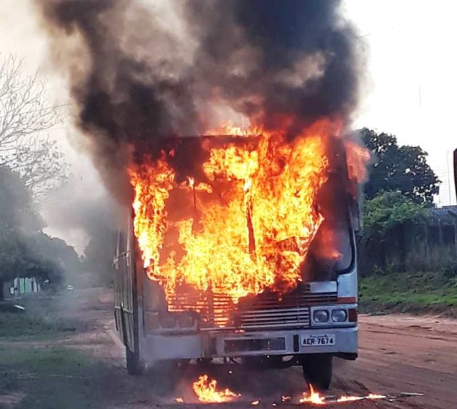 Ônibus escolar pega fogo pouco antes de iniciar o transporte dos alunos em Ribas Ônibus escolar pega fogo pouco antes de iniciar o transporte dos alunos em Ribas