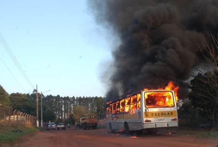 Ônibus escolar pega fogo pouco antes de iniciar o transporte dos alunos em Ribas Ônibus escolar pega fogo pouco antes de iniciar o transporte dos alunos em Ribas