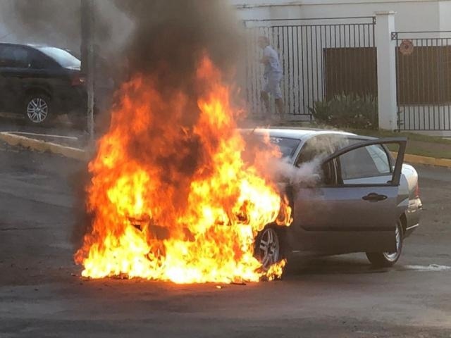 Pane elétrica provoca incêndio em carro no Jardim São Bento Ford Fiesta é tomando pelo fogo em rotatória do Jardim São Bento (Foto: Direto das Ruas)