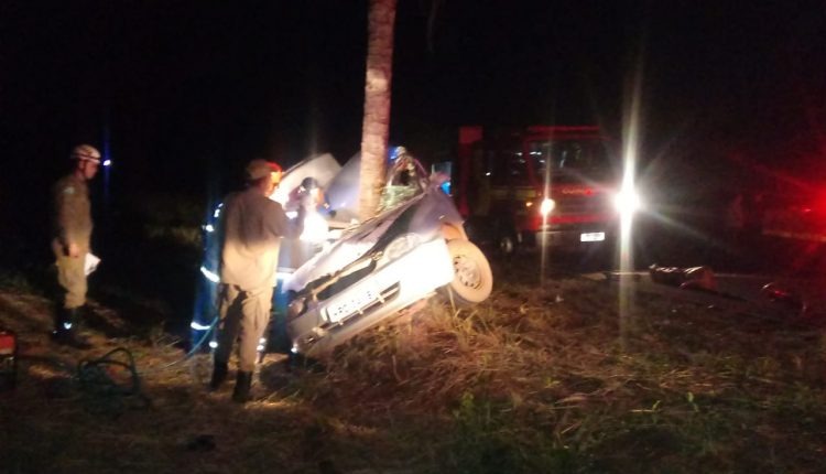 Carro sai da pista na MS-080 e colisão contra coqueiro mata irmãos Não é descartado que o veículo estaria em alta velocidade (Via WhatsApp)