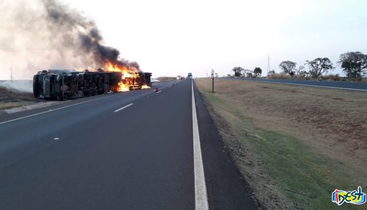 Motorista sofre mal súbito e carreta pega fogo após tombar na BR-163