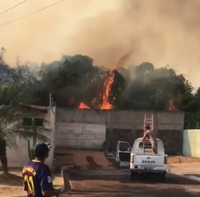 Incêndio de grandes proporções ameaça condomínio na Capital Incêndio de grandes proporções ameaça condomínio na Capital