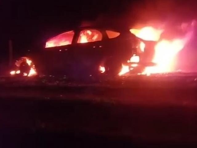 Carro encontrado em chamas na noite de ontem em Horqueta