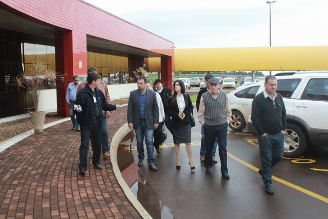 Prefeito Juvenal Neto busca desenvolvimento para Nova Alvorada do Sul prefeito de Nova Alvorada do Sul, Juvenal Neto (PSDB) e da deputada Mara Caseiro, a presidente do Sindicato Rural de Nova Alvorada do Sul, Telma Araújo; presidente da Associação Comercial, José Luiz Marques e, o presidente do Sindicato Rural de Bandeirantes, João Nelson Lyrio. A agenda no parque industrial contou com a participação dos associados da C.Vale, César Dilhermando Lyrio e Enio