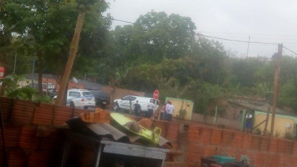 Mulher é executada com cinco tiros em casa na fronteira e filhos acusam vizinhos de assassinato