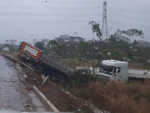 Carreta bateu em guard-rail e caiu em barranco. (Foto: Rádio Caçula)