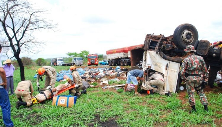Motorista fica ferido após capotar caminhão de lixo em rodovia
