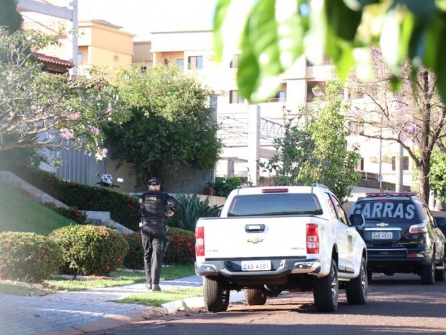 Viaturas do Gaeco, Garras e Choque dentro do condomínio no Jardim São Bento onde mora Jamil Name, empresário conhecido na Capital (Foto: Henrique Kawaminami)