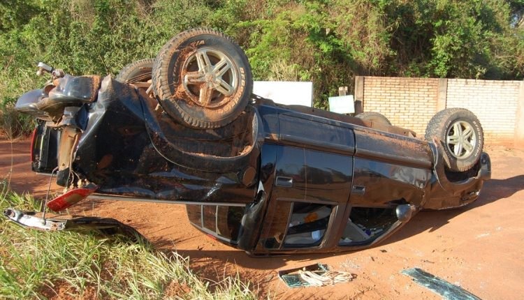 Ocupantes conseguiram sair do carro antes da chegada do socorro (Foto: Nova News)