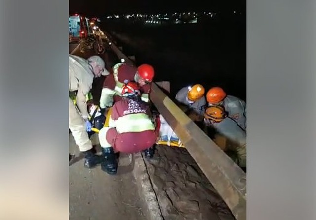 Piloto cai em ribanceira na BR-163 após perder controle de moto