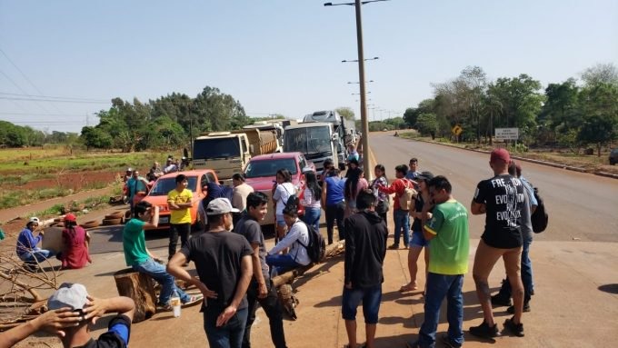 Sem transporte há 1 mês, estudantes e lideranças indígenas fecham MS-156 Renato Giansante, Midiamax