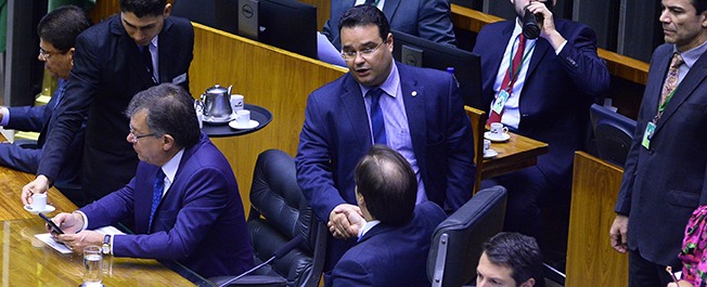 Com relatoria de Trad, Câmara aprova limite de gastos na eleição de 2020 Fábio Trad cumprimenta o deputado Rodrigo Maia, presidente da Câmara. Foto: Cláudio Araújo.