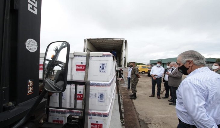 Vacina chega a Mato Grosso do Sul e distribuição aos municípios começa ainda hoje 