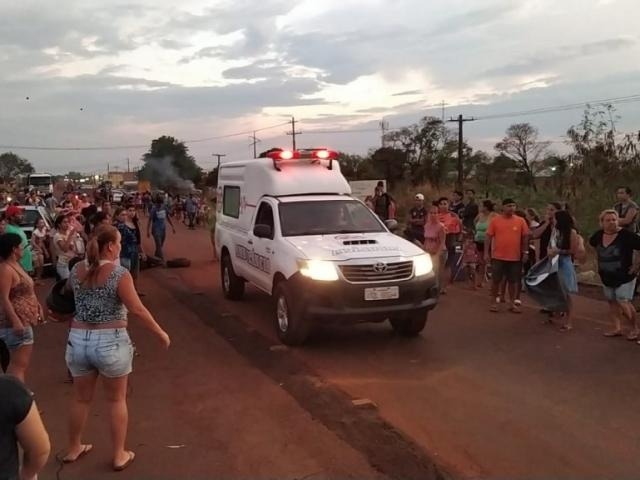 Moradores da região do Jardim Guaicurus durante bloqueio ontem à tarde; rodovia está liberada hoje (Foto: Adilson Domingos)