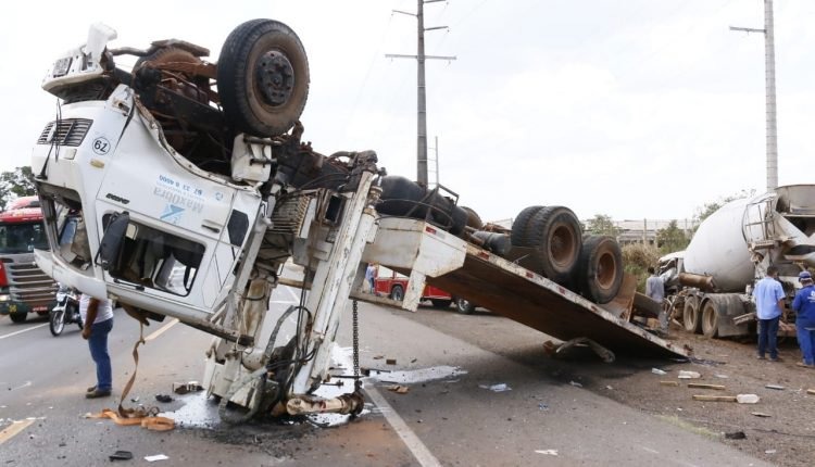 Caminhões batem de frente e guincho capota na BR 163 Caminhões batem de frente e guincho capota na BR 163