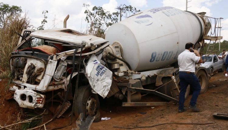 Caminhões batem de frente e guincho capota na BR 163 Caminhões batem de frente e guincho capota na BR 163