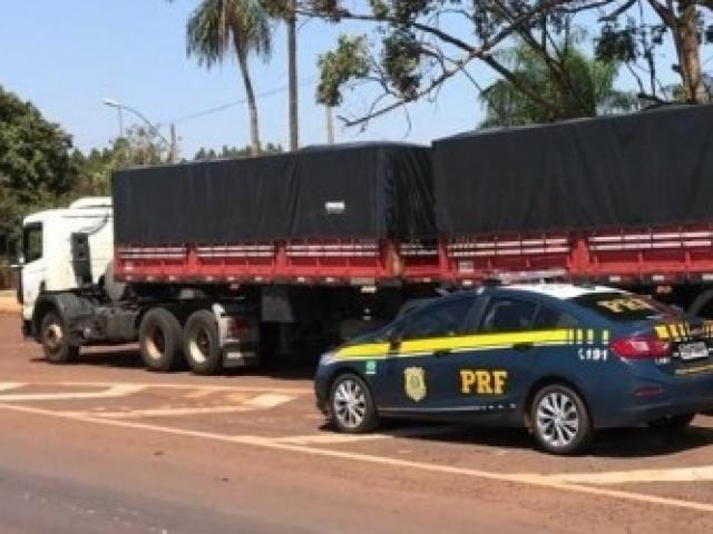 PRF apreende carreta com 160 mil maços de cigarros na BR-163