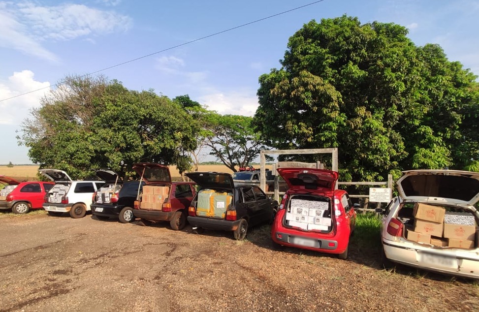 Cinco veículos carregados com produtos contrabandeados do Paraguai foram apreendidos pelo DOF na região de Ponta Porã Cinco veículos carregados com produtos contrabandeados do Paraguai foram apreendidos pelo DOF na região de Ponta Porã