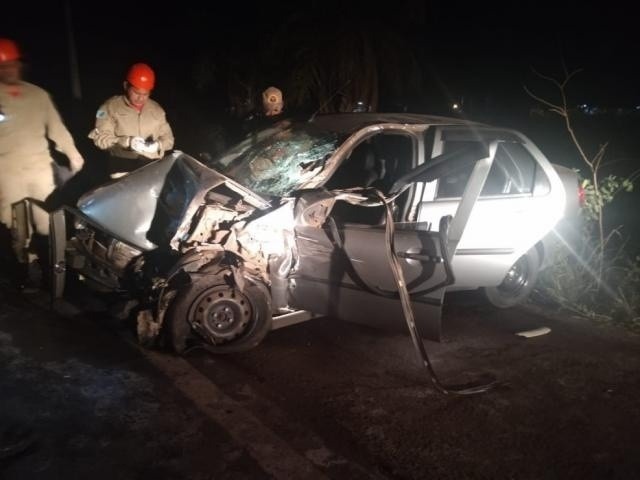 Condutor de veículo que colidiu em caminhão morreu após socorro Carro ficou destruído após colisão com caminhão. (Foto: Divulgação/Corpo de Bombeiros)