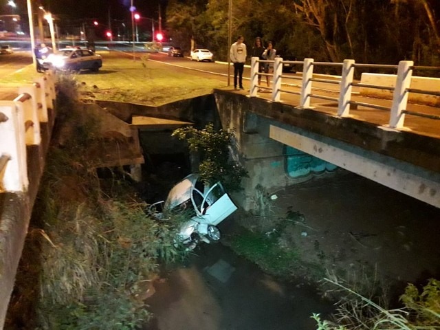 Rapaz fica gravemente ferido ao cair com carro em córrego de Campo Grande Carro da vítima dentro do córrego, em MS — Foto: José Aparecido/TV Morena