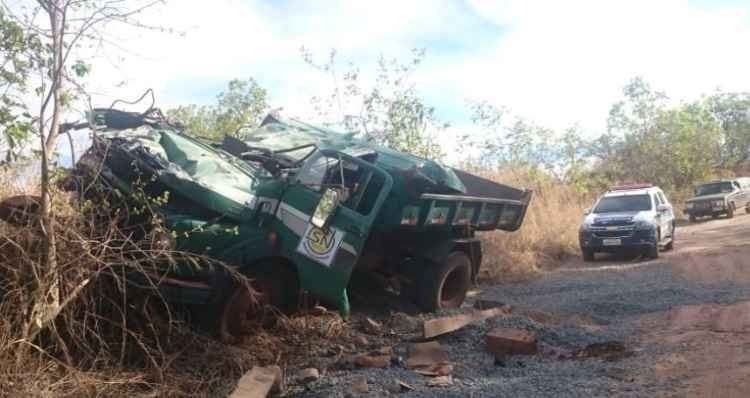 Caminhão carregado com pedras perde o freio em serra de MS, capota e deixa feridos Caminhão carregado com pedras perde o freio em serra de MS, capota e deixa feridos