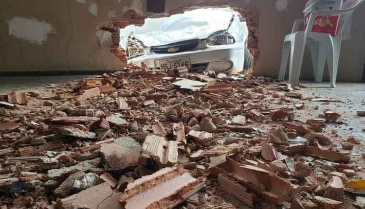 Motorista perde controle de carro e destrói muro de casa