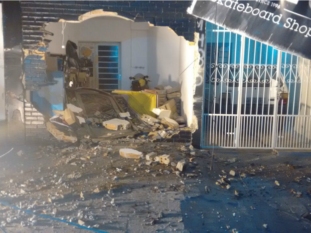 Jovem sem CNH derruba poste em MS, invade loja e sai ileso de acidente Frente de loja foi destruída em acidente (Foto: José Aparecido/ TV Morena)