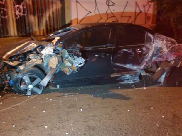 Jovem sem CNH derruba poste em MS, invade loja e sai ileso de acidente Motorista de carro sedan não tem habilitação para dirigir (Foto: José Aparecido/ TV Morena)