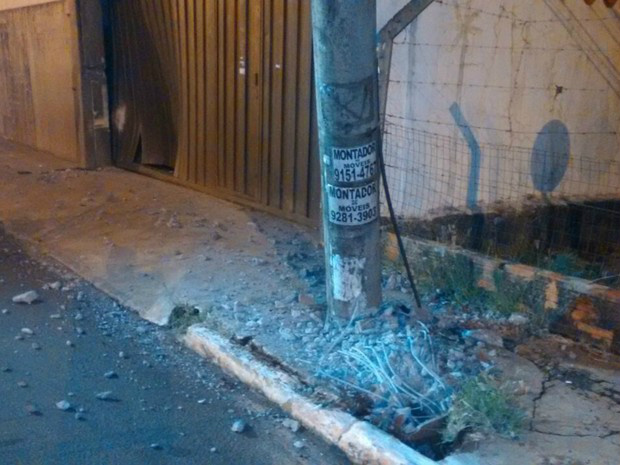 Jovem sem CNH derruba poste em MS, invade loja e sai ileso de acidente Poste ficou danificado na avenida Fábio Zahran (Foto: José Aparecido/ TV Morena)
