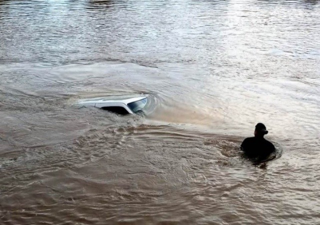 Caminhonete cai no Rio Amambaí e é retirada pelo Corpo de Bombeiros Veículo ficou completamente submerso (Foto: Tá na Mídia Naviraí)