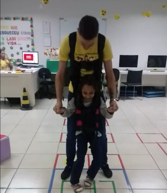 No CER/APAE, criança realiza sonho de pular amarelinha pela primeira vez