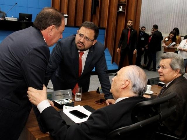 Hospitais podem ser obrigados a informar sobre violência doméstica Deputados Gerson Claro (PP), Márcio Fernandes (MDB), autor do projeto, ao lado de Londres Machado (PSD) e Onevan de Matos (PSDB), durante sessão (Foto: Wagner Guimarães/ALMS)