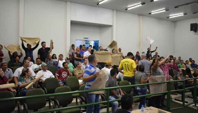 Mesmo com protestos, Câmara aprova aumento de 28% nos salários de prefeito e vereadores Manifestantes levaram cartazes pedindo o não reajuste salarial, mas projeto foi aprovado. (Câmara de Ribas do Rio Pardo, Divulgação)