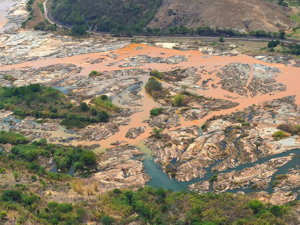 MPF pede suspensão de acordo do Rio Doce entre governos e Samarco Imagem aéra mostra a lama no Rio Doce em Resplendor, em Minas Gerais, após rompimento de barragens em Bento Rodrigues, em Minas Gerais (Foto: Fred Loureiro/Secom ES)