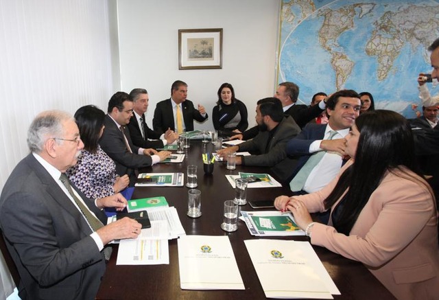 Senador Nelsinho Trad entrega na Comissão Mista de Orçamento relação das emendas de bancada