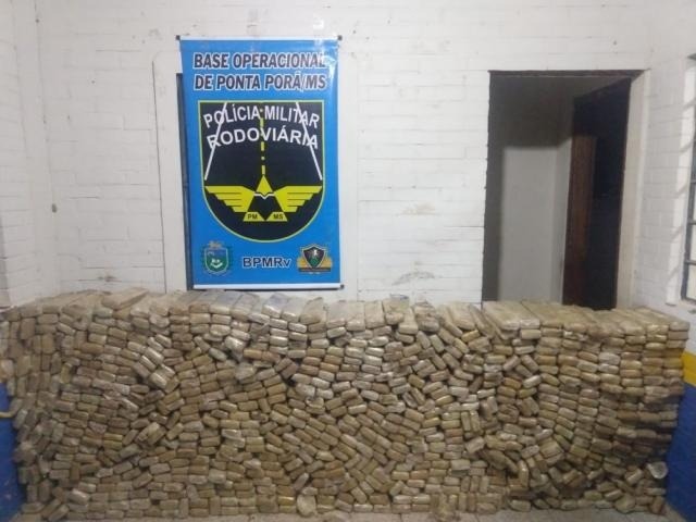 Polícia encontra 800 kg de maconha em fundo falso de carreta Droga estava escondida em um fundo falso no semirreboque. (Foto: Divulgação/PMR)