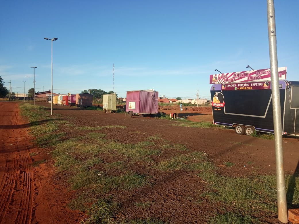 Trailers de comerciantes de Nova Alvorada do Sul, fora do Parque Nelson Tereré. foto: CorreiodoMS